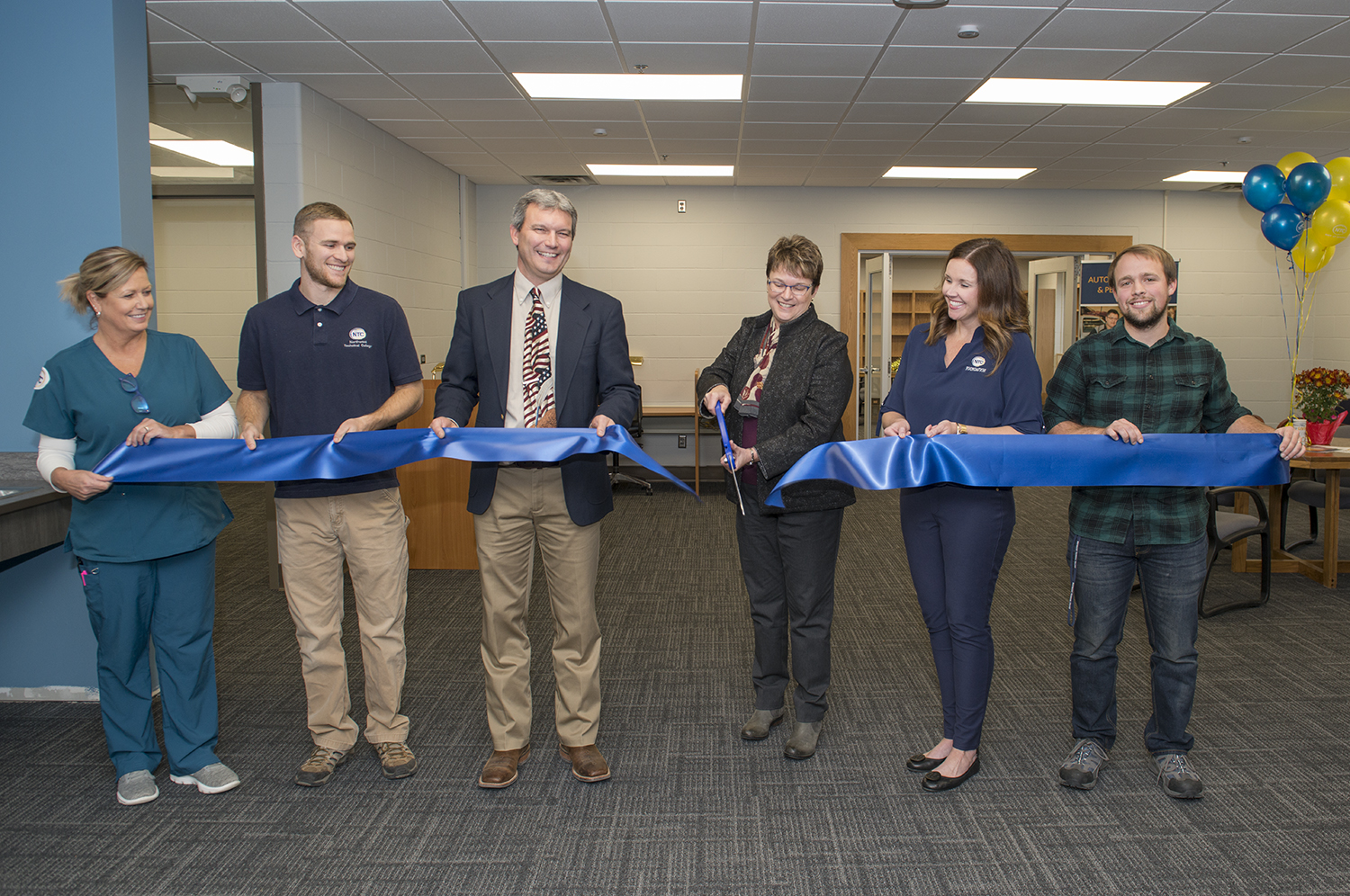 President Hensrud officially opens the Student Success Center with a ribbon cutting.