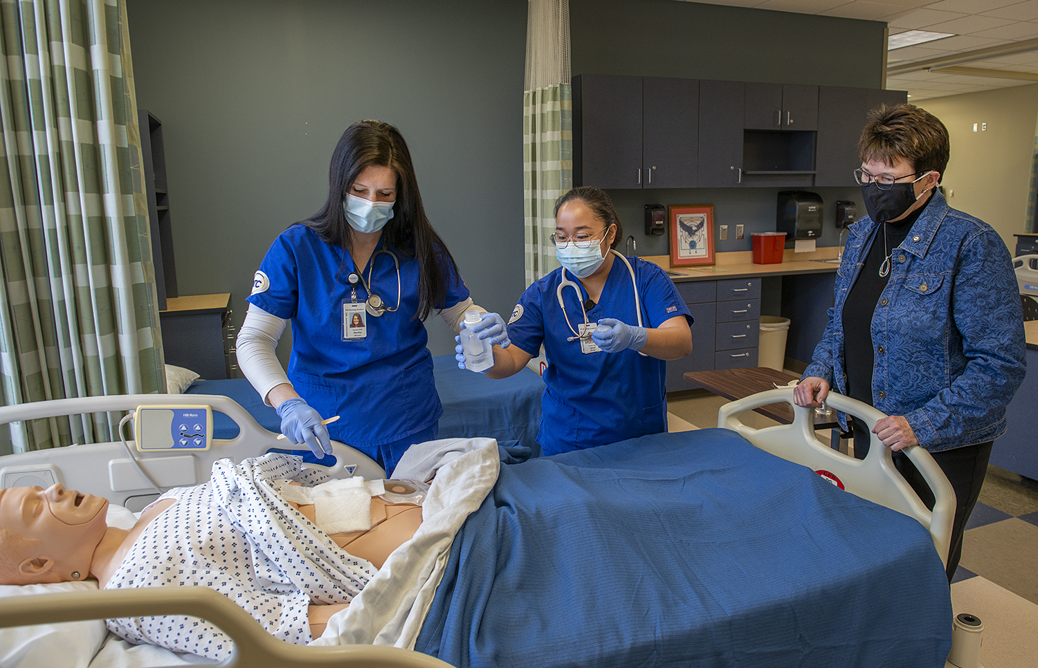 President Hensrud tours the nursing lab with students.